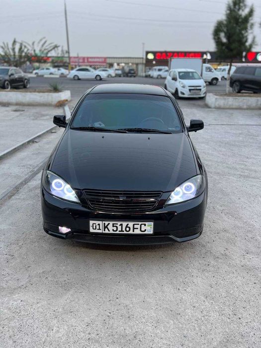 Энтузиасты автомобильного тюнинга.