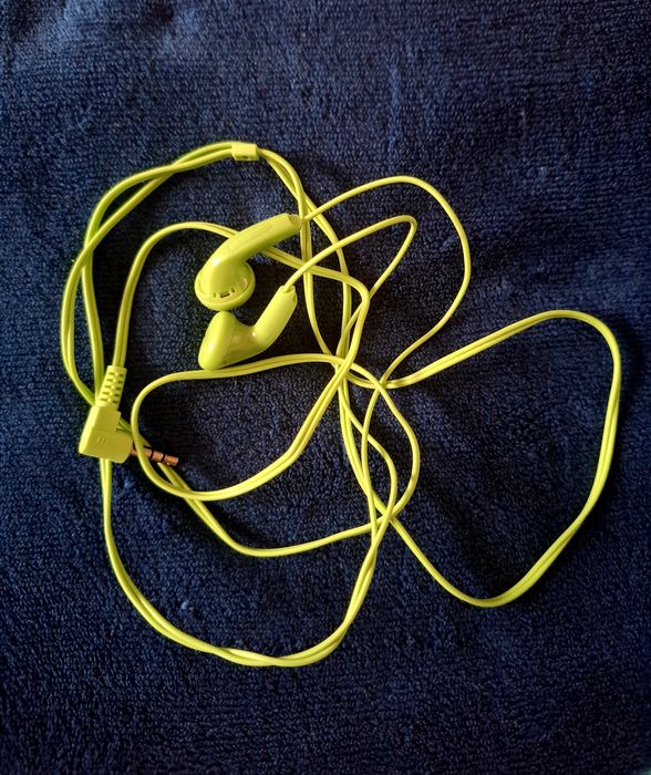 Căști cu fir culoarea verde .