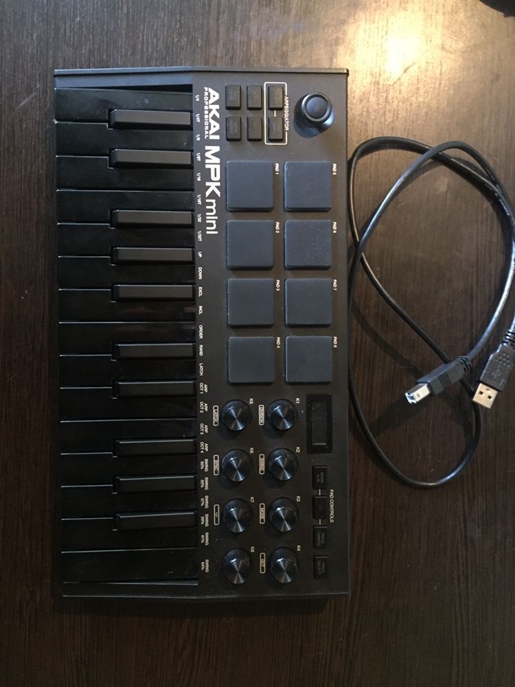 MIDI клавиатура AKAI MPK