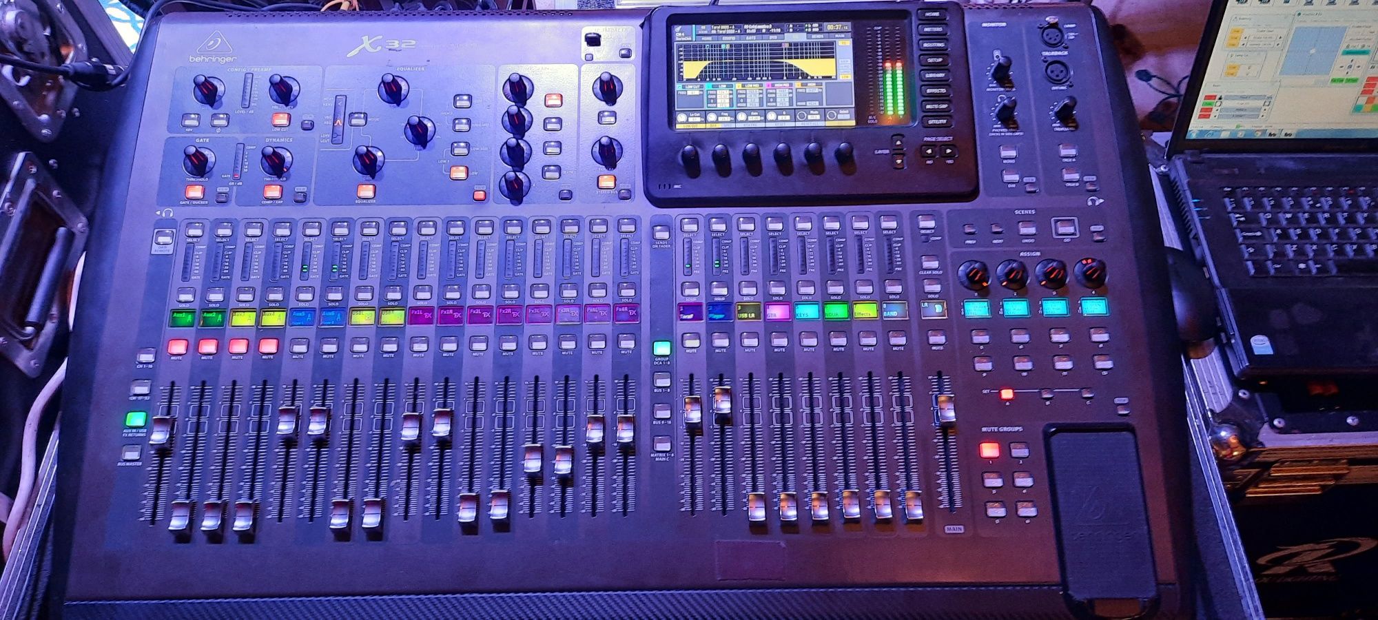 Vând mixer behringer X32 + case de protecție.