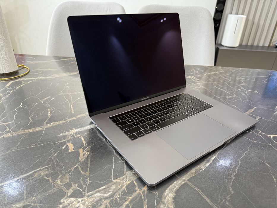MacBook Pro 2018год. Core i7-8750H/16/256GB. RETINA 15