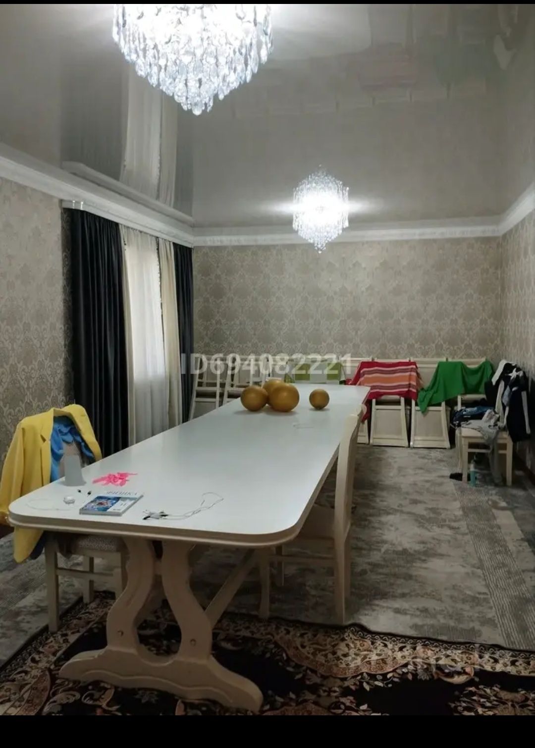 Стол со стульями в гостинную