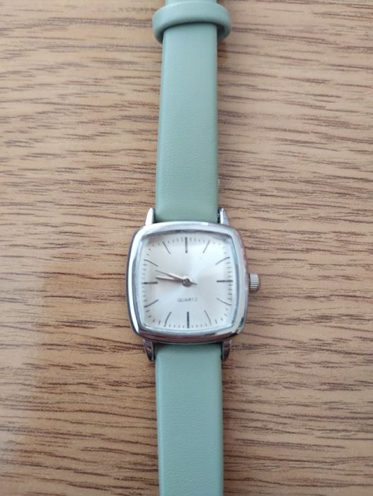Часовник в цвят мента