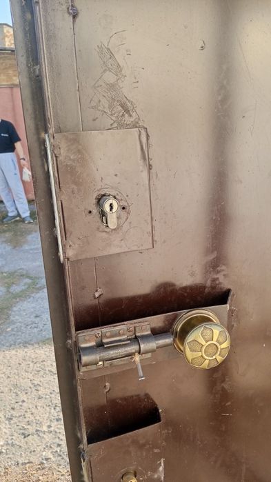 Продаю металлическую дверь