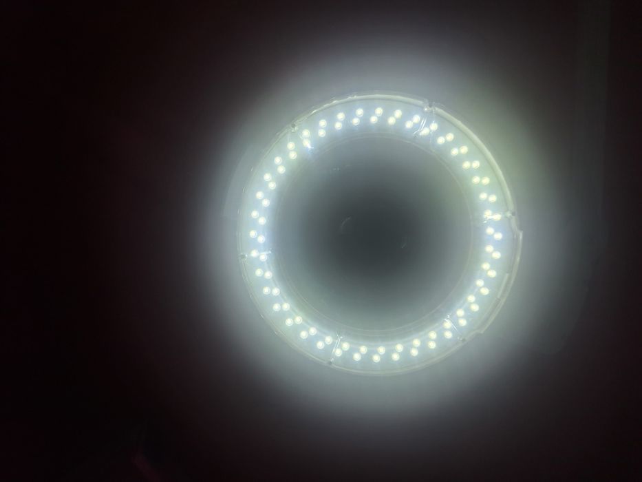 Lampa cosmetica cu lupă