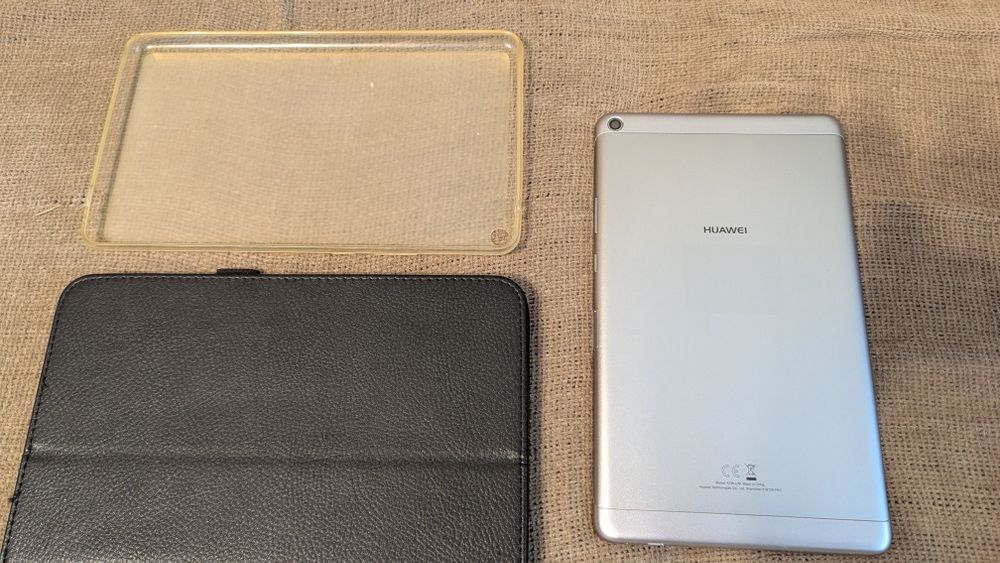 Tableta Huawei MediaPad T3 cu SIM GSM și 2 huse