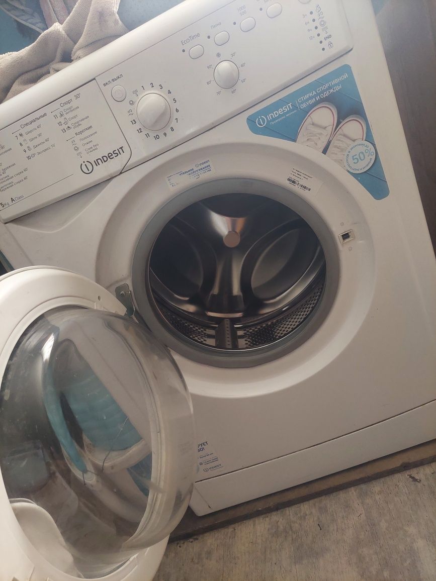 Продам стиральную машинку индезитт