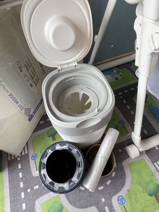 Хигиенен кош за пелени Tommee Tippee -Twist and Click с 4 пълни касети