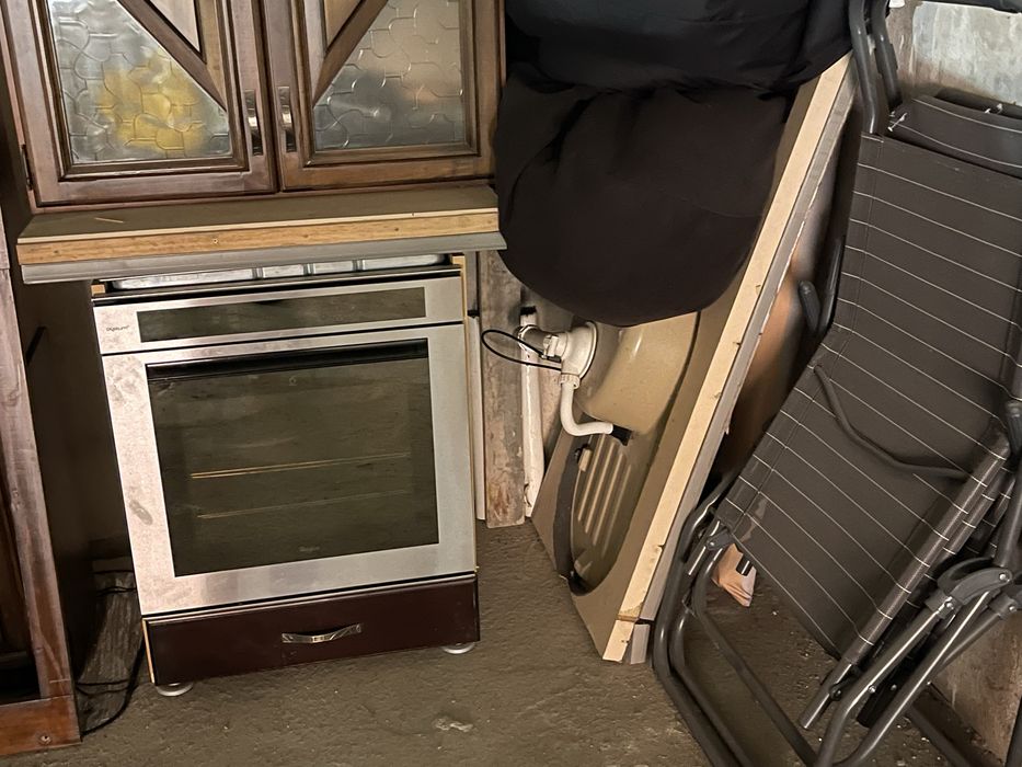 Vand mobila bucatarie +electrocasnice
