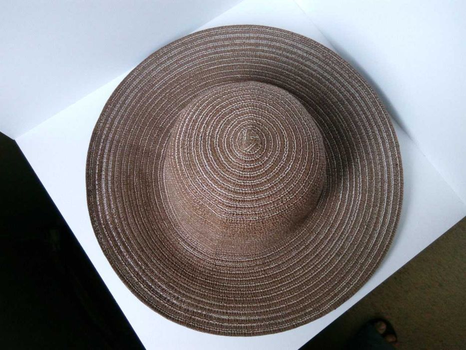 шляпа женская стилизованная под соломенную