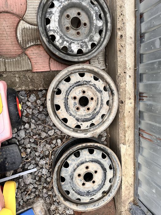 Продам диски 3 штуки на Тойоту пяти болтовые