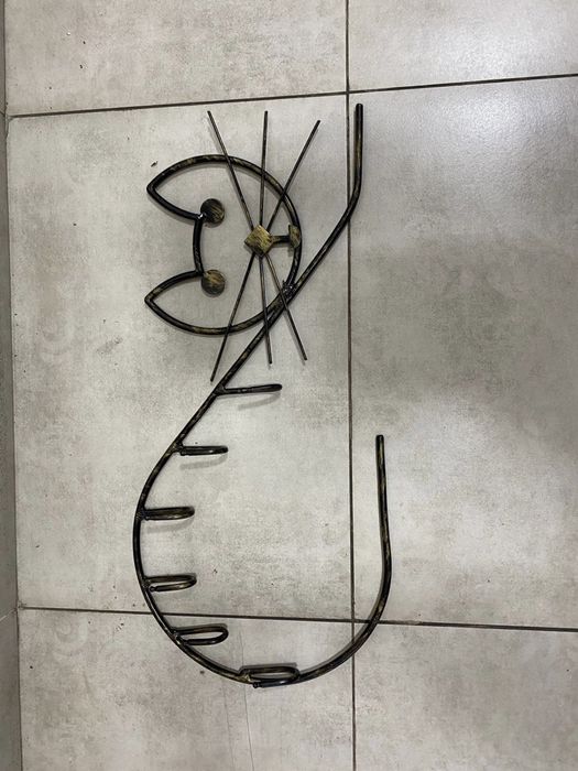 Вешалка кованая и обувница.