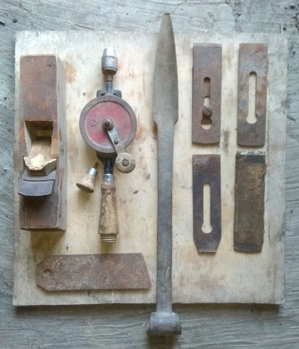 Инструменты,топоры молотки  коловорота напильники и др
