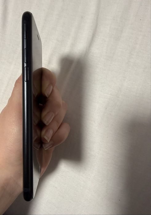 Iphone SE 3 (2022) 128 GB Запазен (84% Battery health)