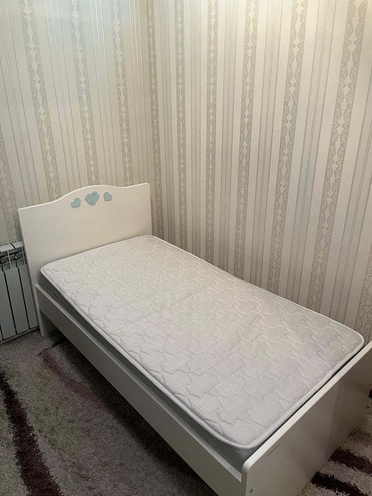 Продам детскую подростковую кровать с матрасом