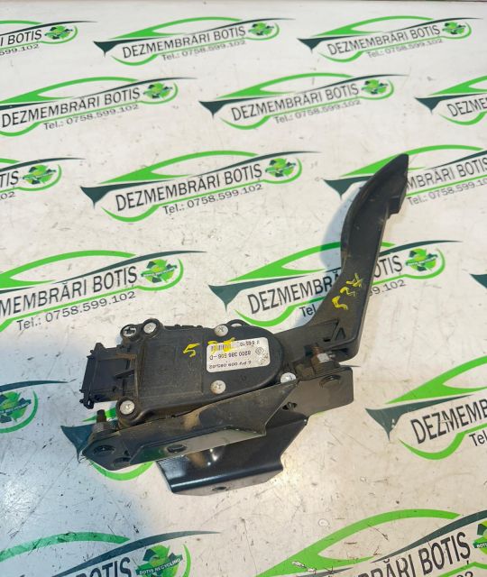 Pedala acceleratie 8200 386 506 Dacia Logan prima generatie (facelift