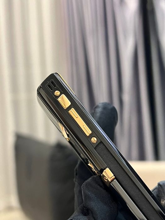 Vertu Signature S Ultimate Black & Gold