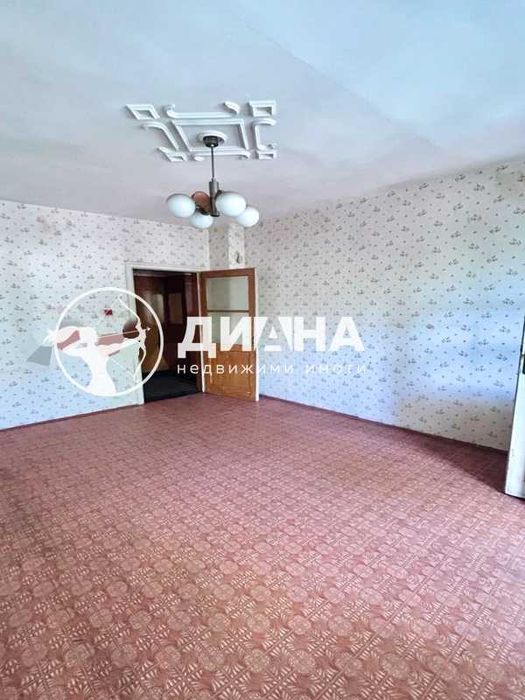 Тристаен монолит, до НОИ, Младежки хълм
