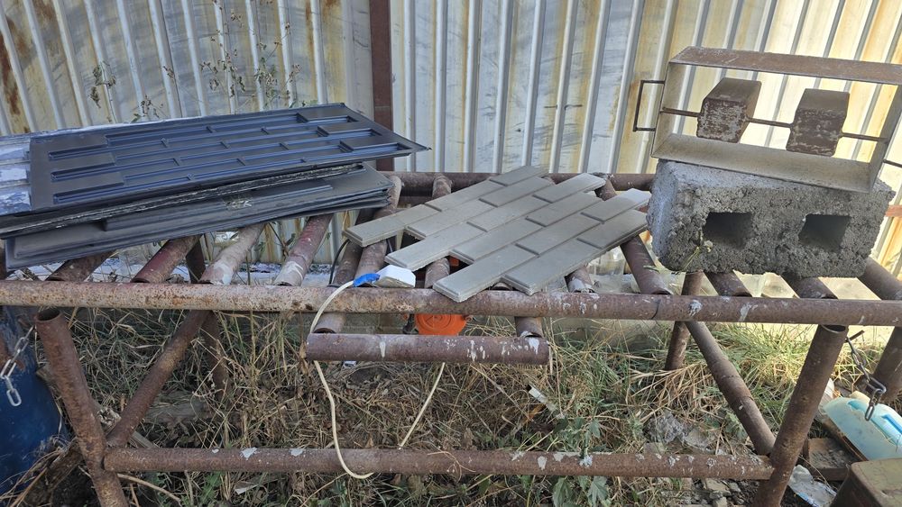 Вибростол с инструментами