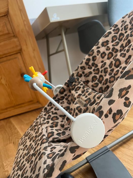 Babybjorn cu 2 jucării