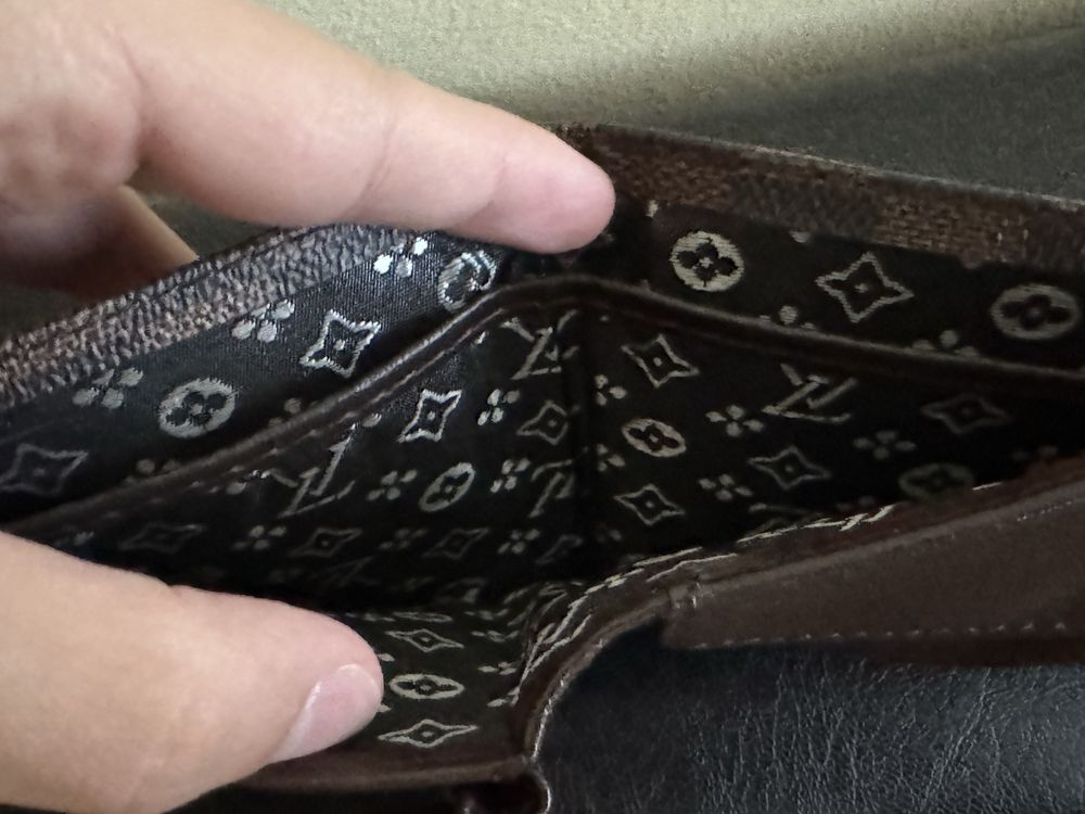 Спешно се продава Louis Vuitton портмоне