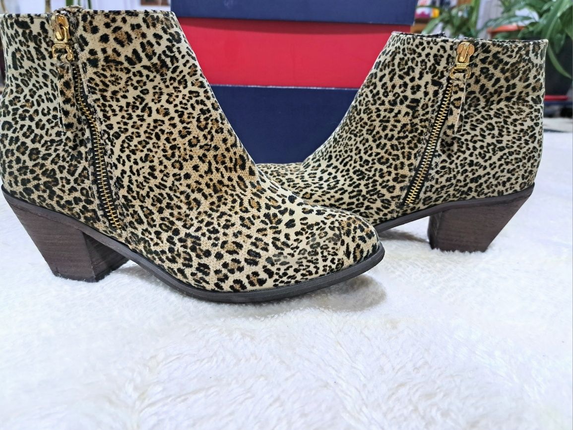 Vând botine animal print