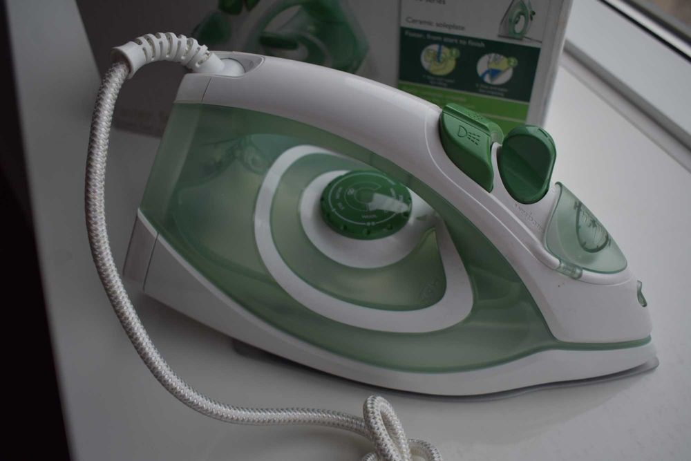 Новый утюг для глажения с паром марки "PHILIPS"