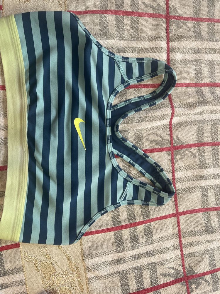 Лот от Спортни бюстиета Nike