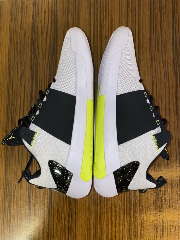 JORDAN ZOOM Zero Gravity Black White Volt