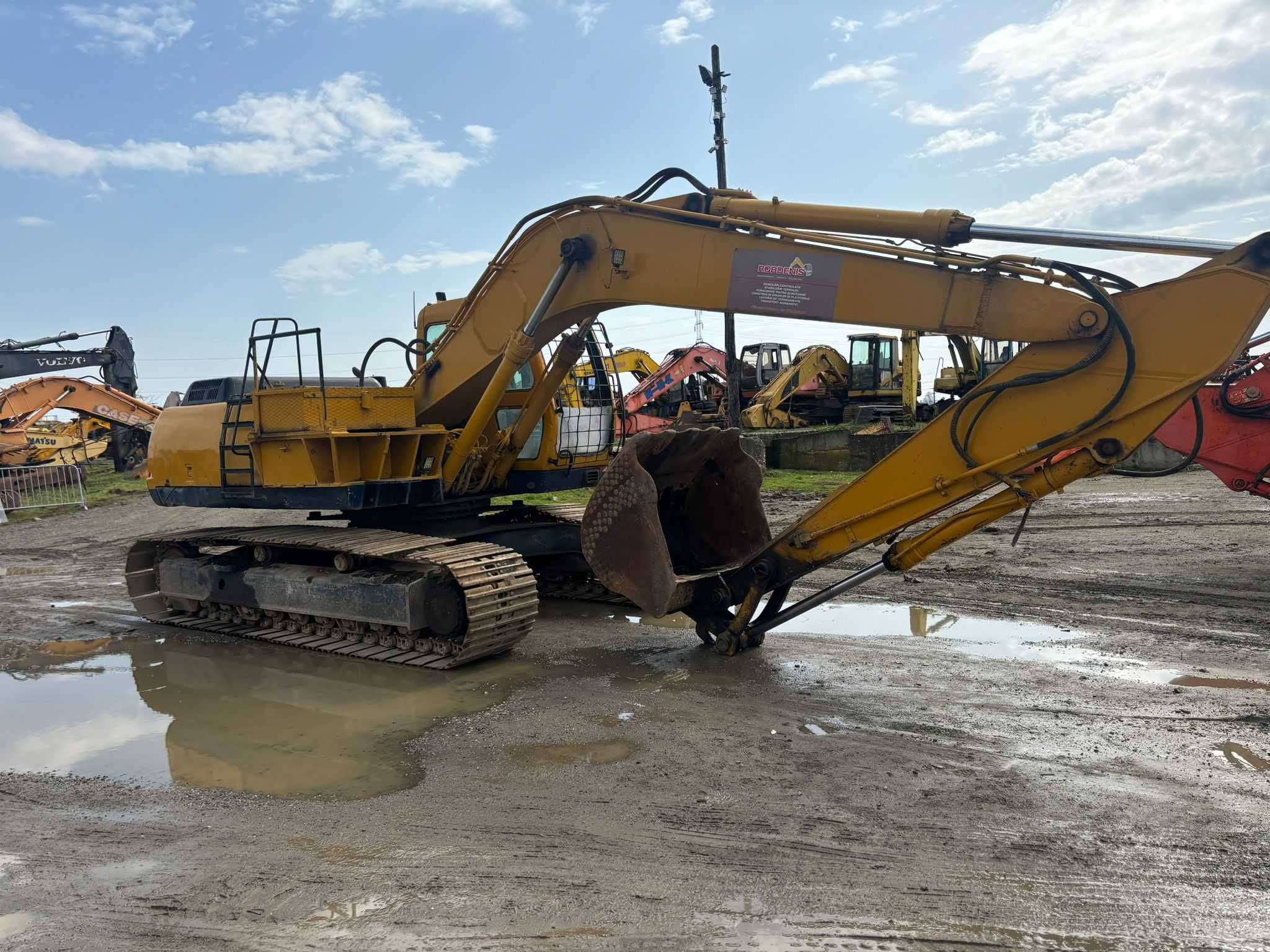 Dezmembrez excavator pe senile Hyundai Robex 210