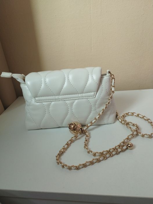 Бяла малка чанта