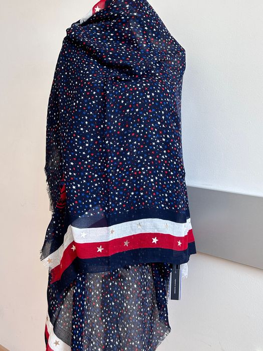 Tommy Hilfiger нов интересен шал в тъмно синьо