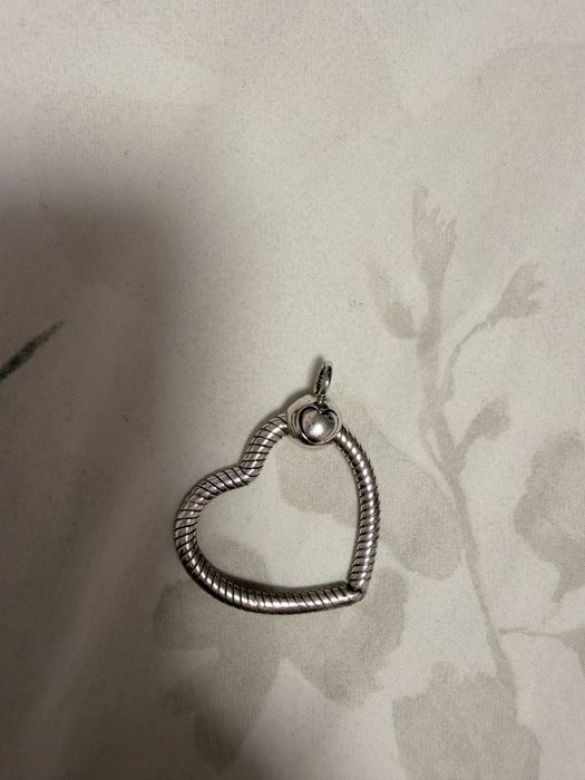 Висулка или държач за талисмани (шармове) със сърцевидна форма Пандора