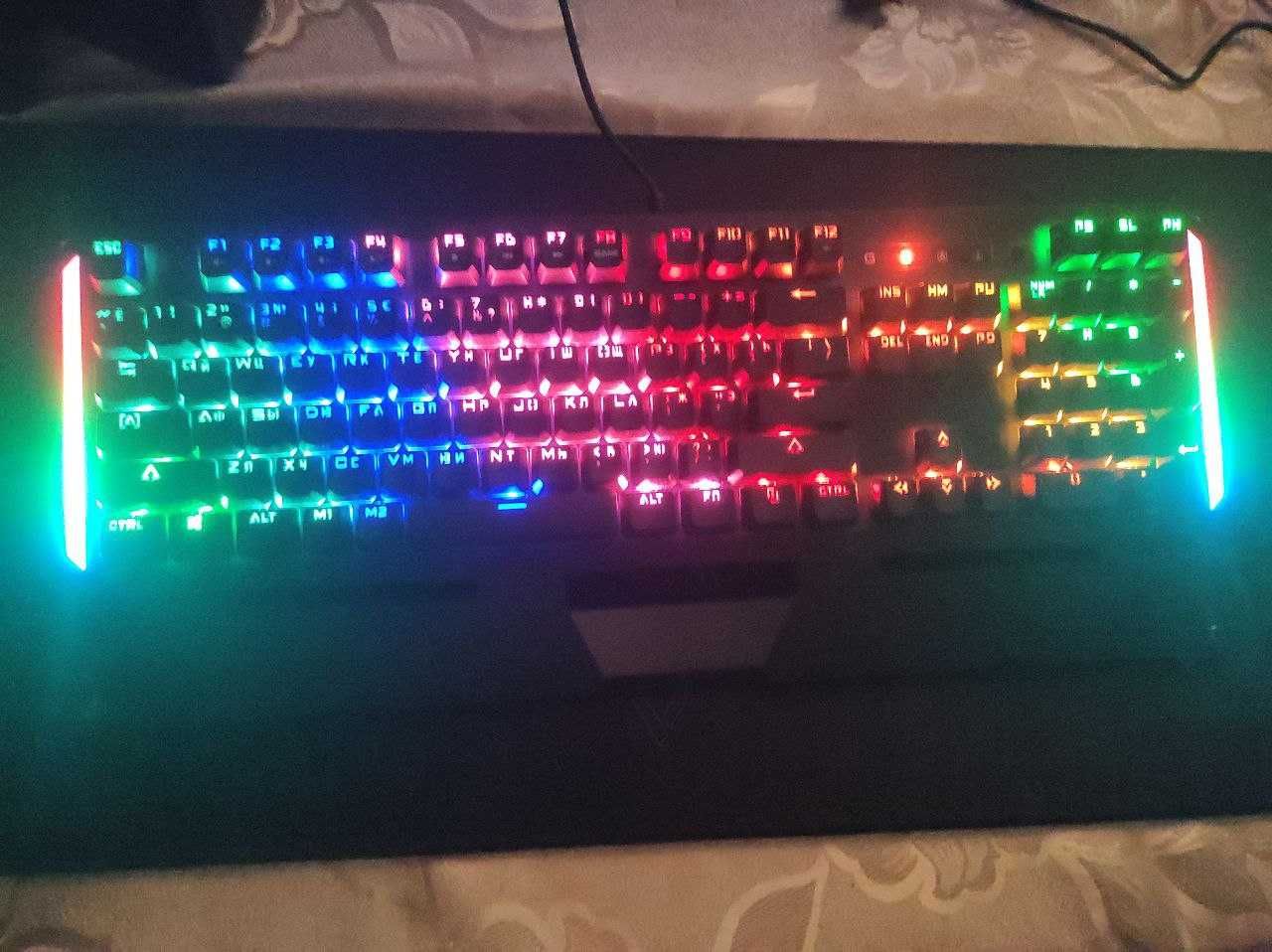 Bloody B875N o‘yinchi klaviaturasi RGB yoritish bilan.gaming