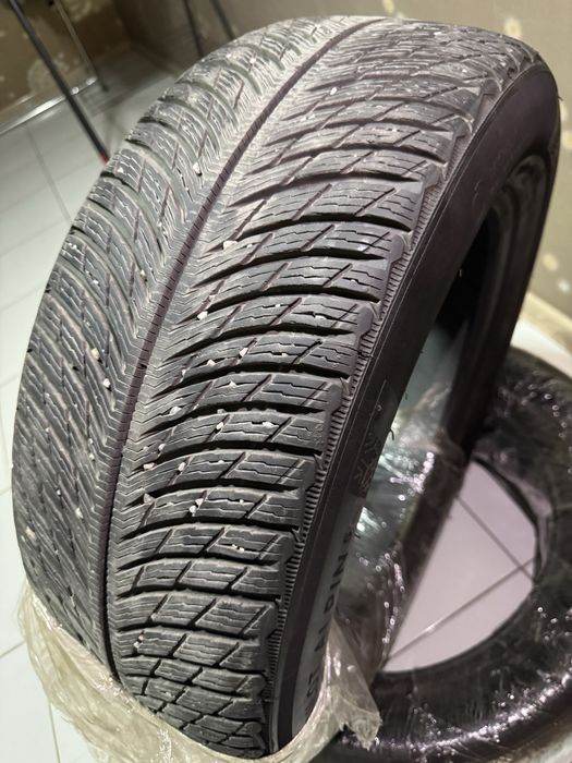Продается зимние шины michelin  235/55/17 ездили один сезон проехали