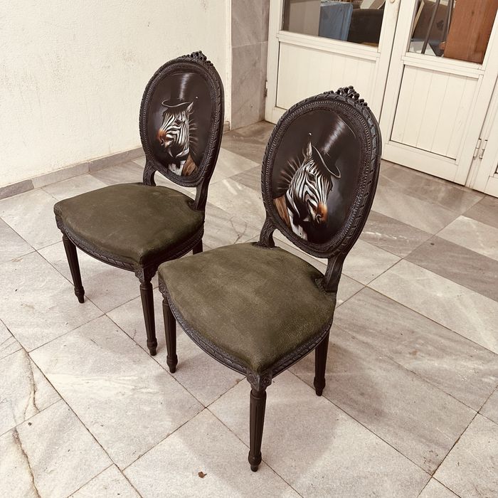Уникални столове в стил Louis XVI с артистична тапицерия