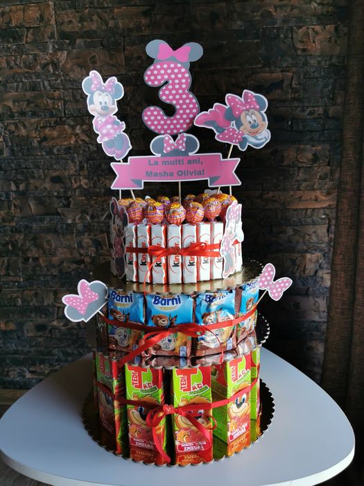 Tort din dulciuri ambalate