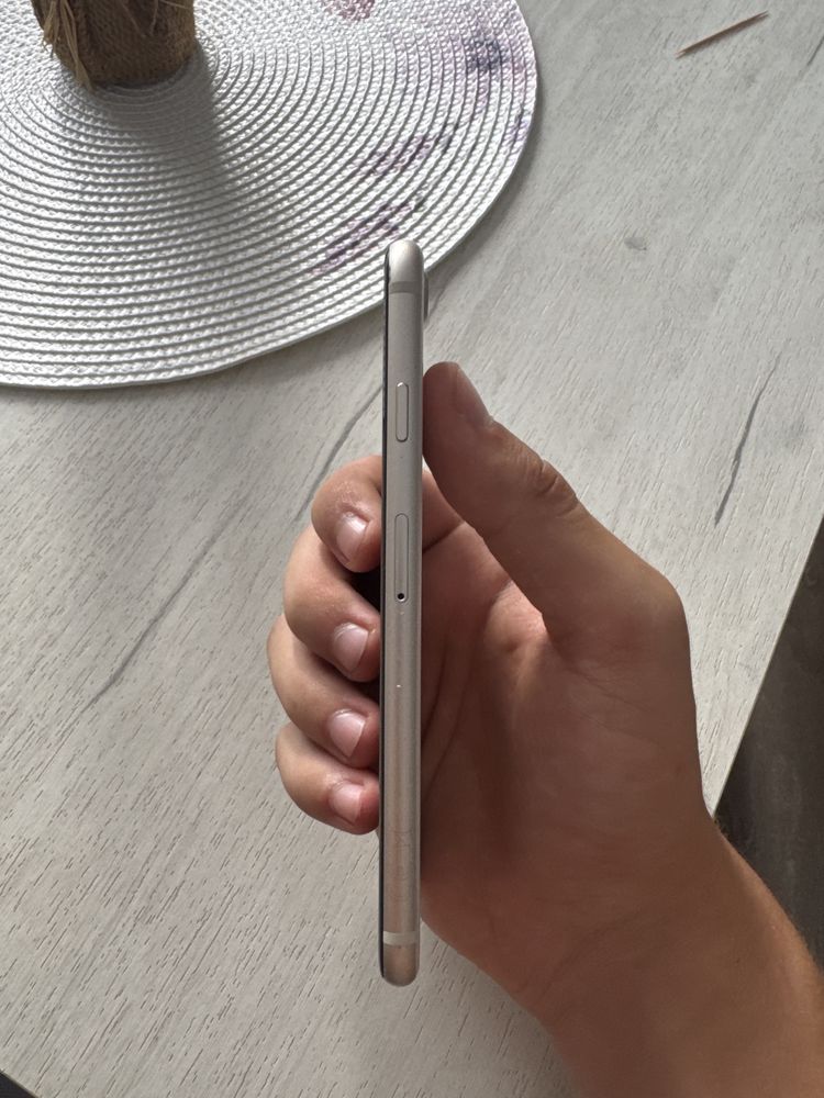 Продавам телефон: Iphone SE 3