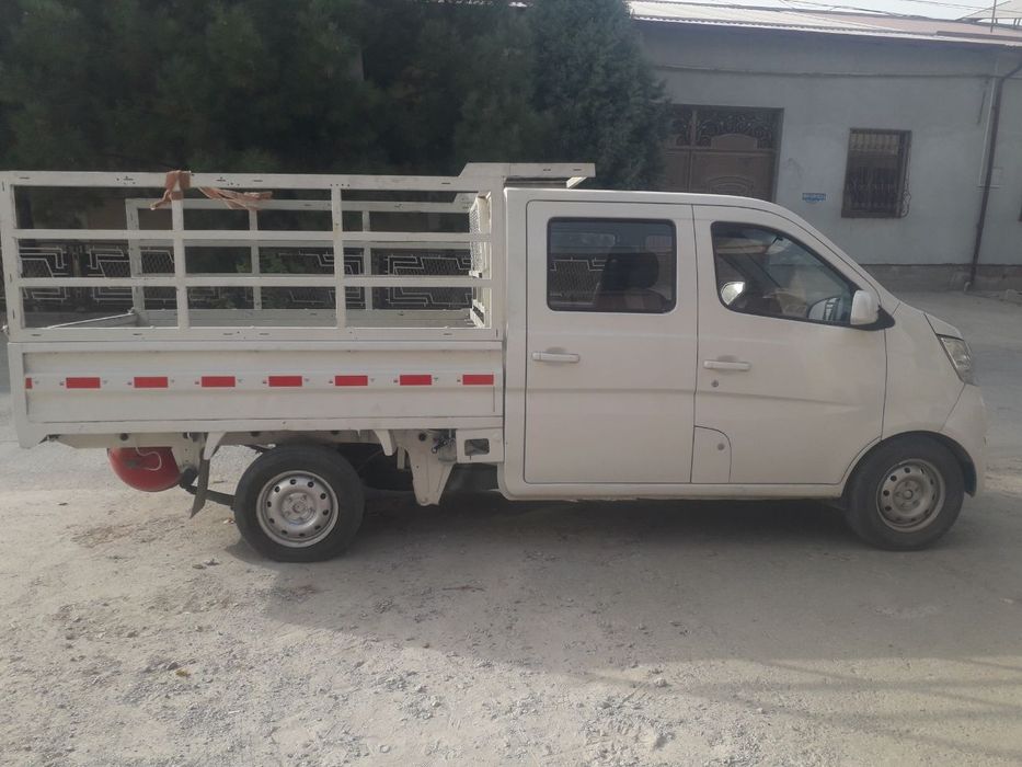 Changan rusumidagi mashina sotiladi