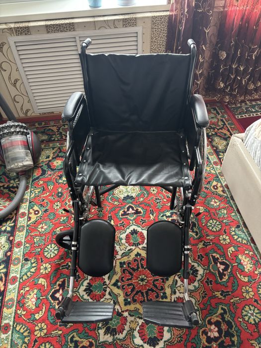 Инвалидная коляска и ходунки