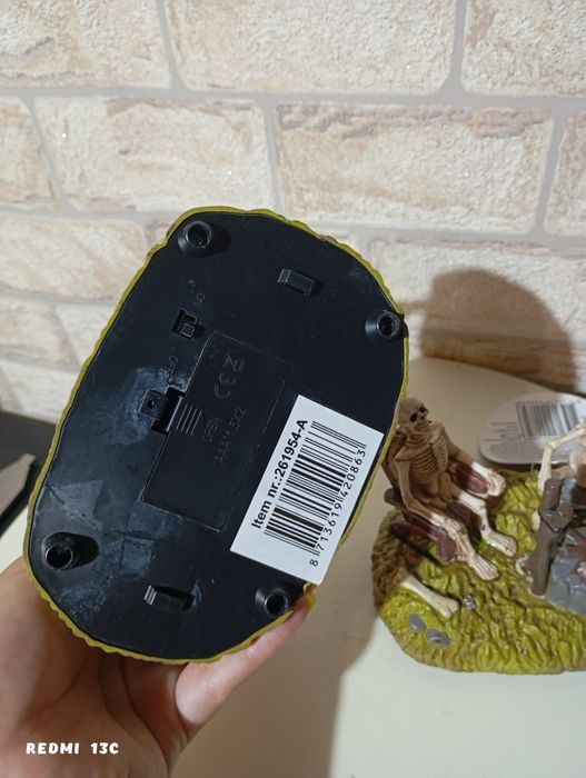 Светещи скелети статуетки