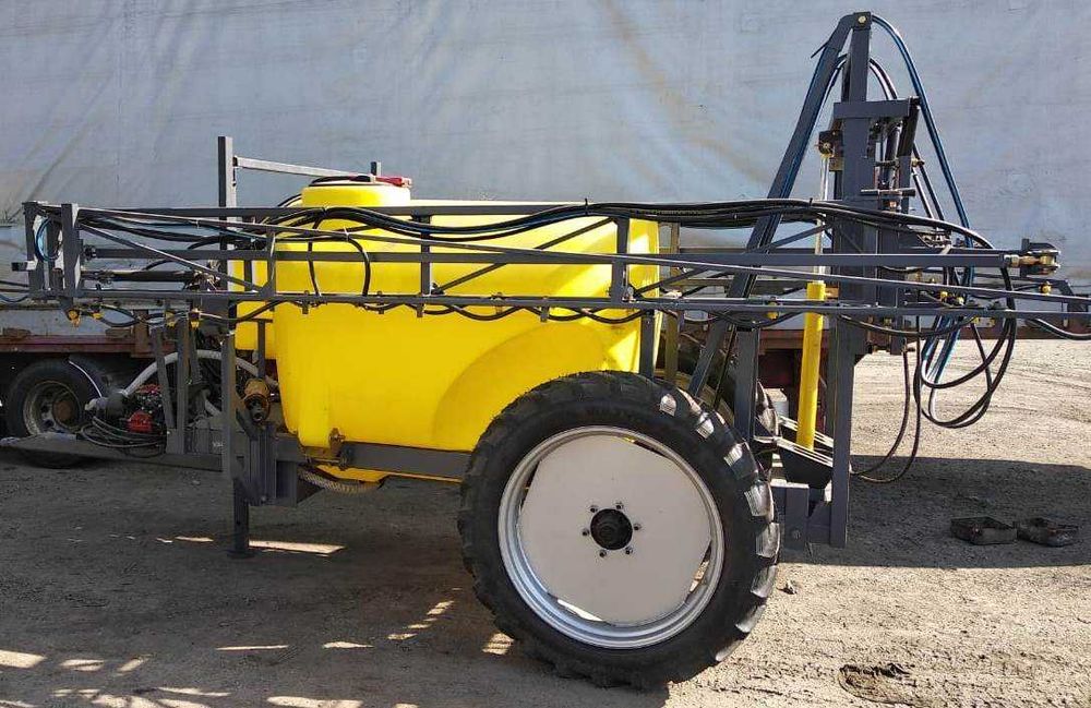 опрыскиватель прицепной 2500 литров 18 метров