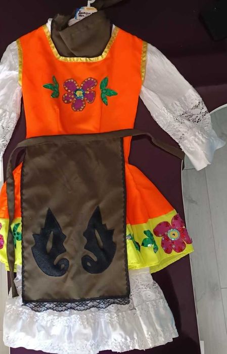 Стилизиран фолклорен костюм за момиче