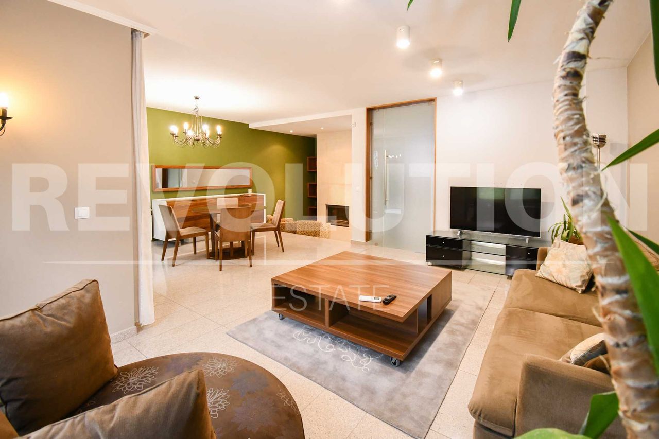 Дава се под наем Къща в София, Център - 318 кв.м за 1700 € - Снимка #2