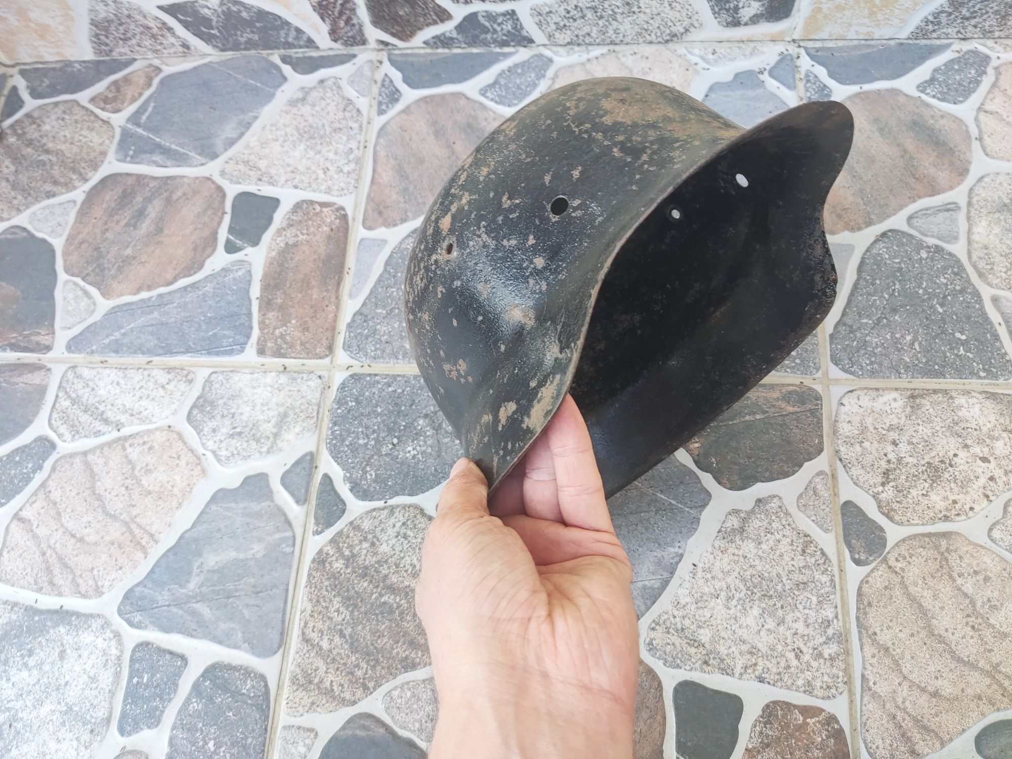 Baionetă  și cască de război