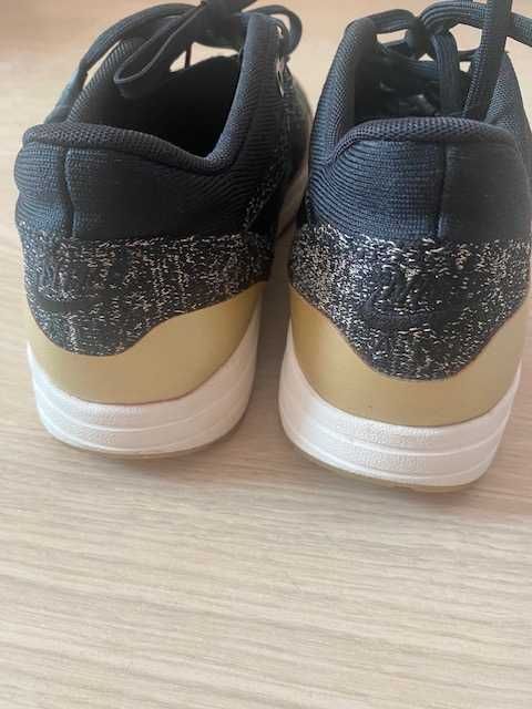 Adidasi Nike Air Max, marimea 39, stare impecabila, model deosebit