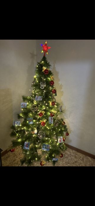 Новогодняя елка без украшений