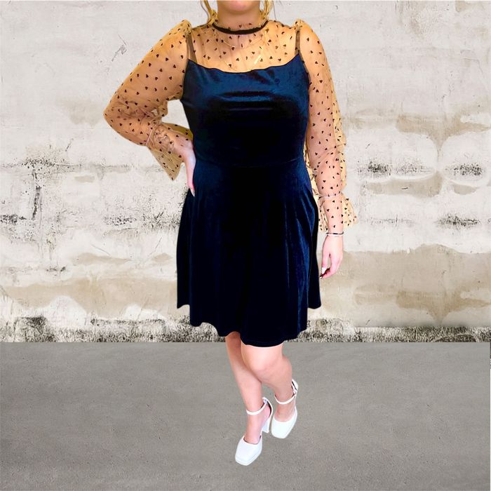 Сладка къса черна кадифена рокля с дантелени ръкави в бежово