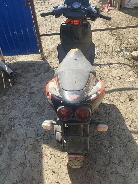 Vând sau dezmembrez scuter aprilia sr 50 2004