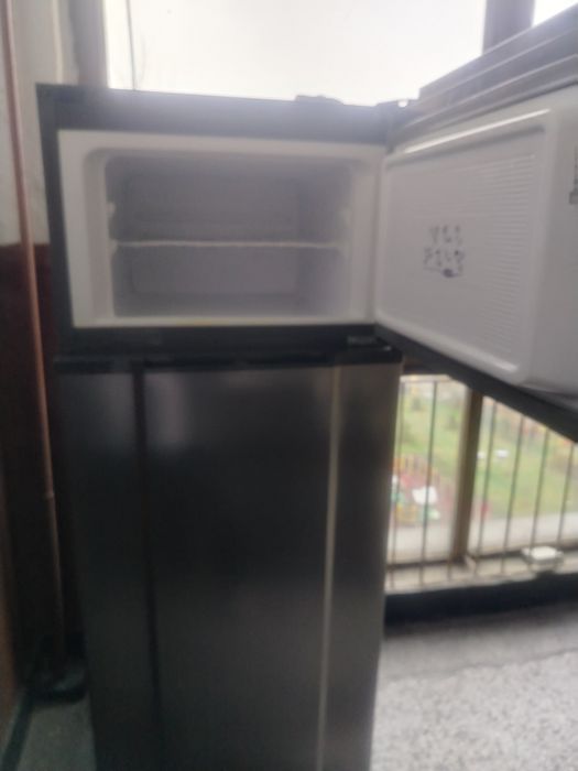 Продавам хладилник Инокс